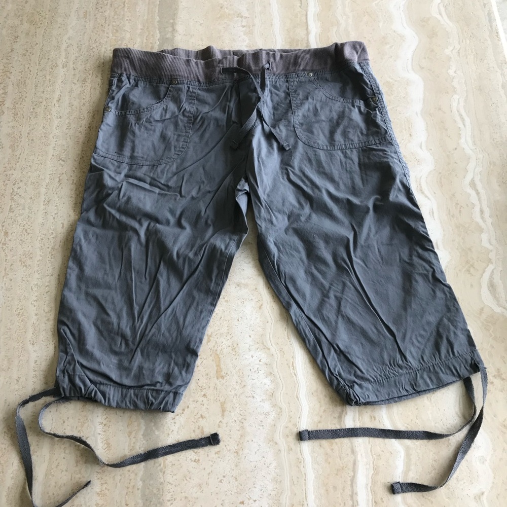 NICK & SARAH GREY CAPRIS